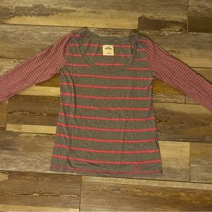 Hollister 3/4 sleeve women’s size XS. Excellent condition.